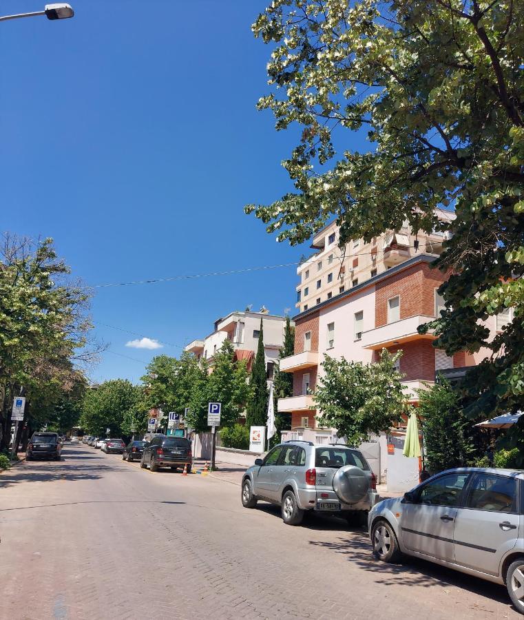Spacious Family-Friendly Apartment In The Heart Of Bllok Tiranë Luaran gambar